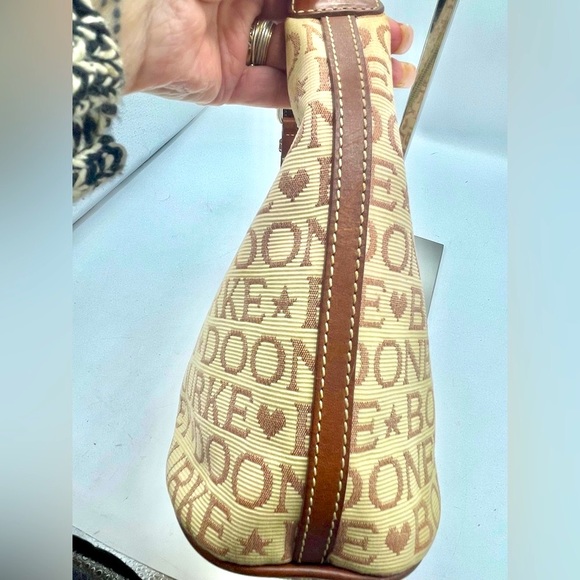 A DOONEY & BOURKE MONOGRAM PURSE OF  COATED COTTON WITH LEATHER ACCENTS. - Picture 13 of 16